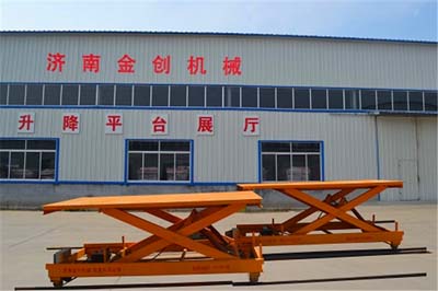 自（zì）行走液压升降平台
