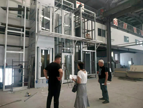 外國客戶考察（chá）液壓升（shēng）降平台